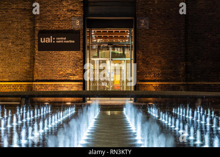 London, England, Großbritannien - 20 Dezember, 2018: Die Brunnen sind nachts beleuchtet in Grannary Platz außerhalb Central Saint Martin's College der Universität des Stockfoto