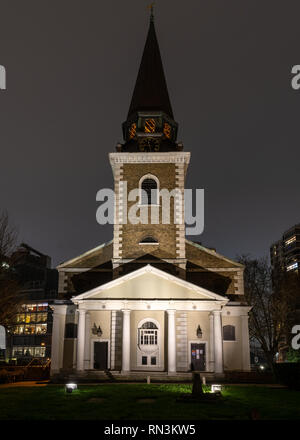London, England, Großbritannien - 28 Dezember, 2018: Die georgische der Vorhalle und Turm der Marienkirche leuchtet in der Nacht in Battersea, London. Stockfoto