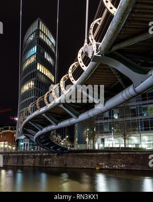 Bristol, England, Großbritannien - 12 Januar, 2019: moderne Büro- und Wohngebäude sind nachts beleuchtet auf Temple Quay, neben Valentine's Bridge auf Bristol Stockfoto