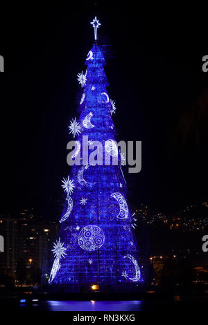 Höchste schwimmende Weihnachtsbaum der Welt Bau mit Tonnen von Lichter wechselnde Designs und Farben in der Nacht in der Stadt von Rio de Janeiro Stockfoto