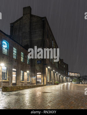 London, England, UK - Januar 22, 2019: Schnee fällt auf Bagley laufen und die Kohle Büro, Teil von der King's Cross Stadterneuerung Nachbarschaft in Lo Stockfoto