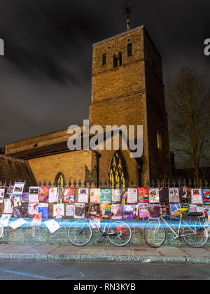 Cambridge, England, Großbritannien - 23 Januar, 2019: Die ANGELSÄCHSISCHE Architektur des Hl. Bene't Kirche leuchtet in der Nacht im Stadtzentrum von Cambridge. Stockfoto