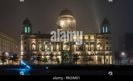 Liverpool, England, Großbritannien - 2 November, 2015: Nebel teilweise umhüllt die barocke Hafen von Liverpool Gebäude am Pier Head in Liverpool. Stockfoto
