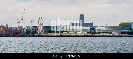 Liverpool, England, UK-November 4, 2015: Liverpool der gotische Turm der Kathedrale erhebt sich aus hinter der Echo Arena und dem BT Convention Centre Gebäude auf. Stockfoto