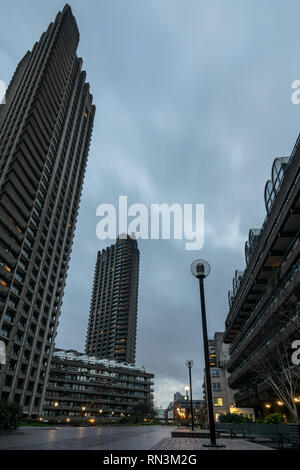 London, England, Großbritannien - 4 April 2018: Wolken über dem brutalist Beton Hochhaus Apartment Blocks des Vorwerk-zustandes in London gesprengt. Stockfoto