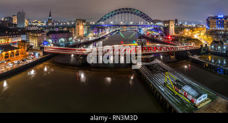 Newcastle, England, Großbritannien - Februar 3, 2019: Die berühmten Brücken des Flusses Tyne sind in der Nacht auf die Kais von Newcastle und Gateshead beleuchtet. Stockfoto