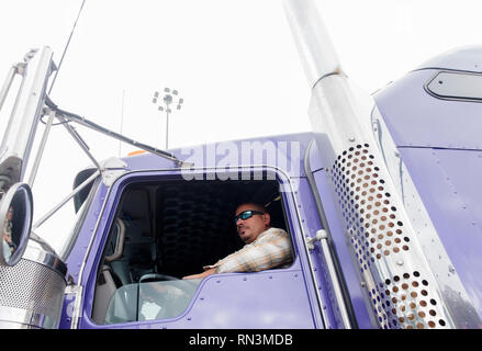 Mann, der halb-Lkw Stockfoto