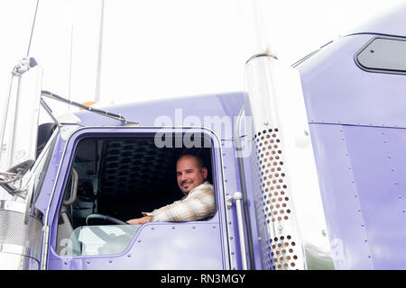 Mann, der halb-Lkw Stockfoto