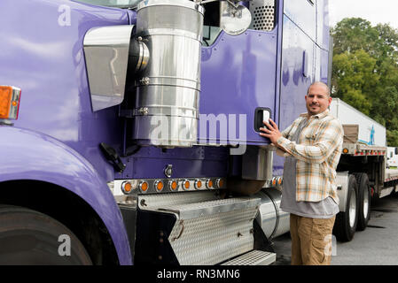 Lkw-Fahrer und lila Sattelschlepper Stockfoto