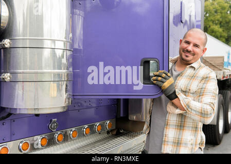 Lkw-Fahrer und lila Sattelschlepper Stockfoto