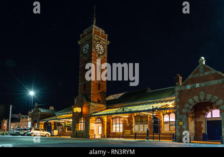 Whitley Bay, England, Großbritannien - 4. Februar 2019: Die reich verzierten viktorianischen Architektur außen von Whitley Bay Station ist in der Nacht auf der Tyne und Wehr M leuchtet Stockfoto