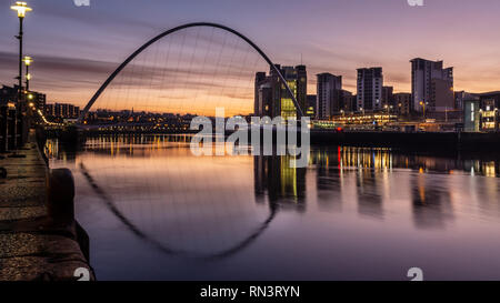 Gateshead, England, Großbritannien - Februar 5, 2019: Sonne beyhind der ikonischen Gateshead Millennium Bridge und BALTIC Mühlen aufbauend auf den Kais Stockfoto