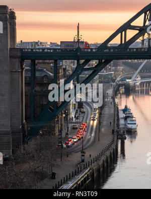 Newcastle, England, Großbritannien - 5. Februar 2019: Verkehr überquert die ikonischen Tyne Bridge an einem Wintermorgen in Newcastle. Stockfoto