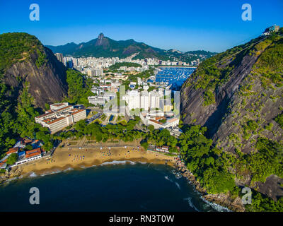 Stadt zwischen zwei steinerne Berge. Ansicht zwischen zwei Bergen. Stadt von Rio de Janeiro, Brasilien, im Hintergrund, Stadtteil Urca, Botafogo. Stockfoto