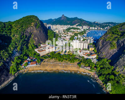 Stadt zwischen zwei steinerne Berge. Ansicht zwischen zwei Bergen. Stadt von Rio de Janeiro, Brasilien, im Hintergrund, Stadtteil Urca, Botafogo. Stockfoto