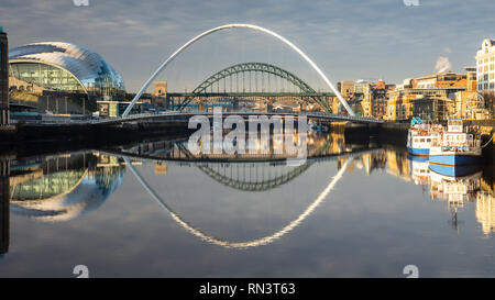 Gateshead, England, Großbritannien - Februar 5, 2019: Morgen Licht beleuchtet die Kais und Brücken von Newcastle und Gateshead. Stockfoto