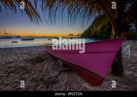 Karibik Martinique Beach Sunset neben traditionellen Fischerboot Stockfoto