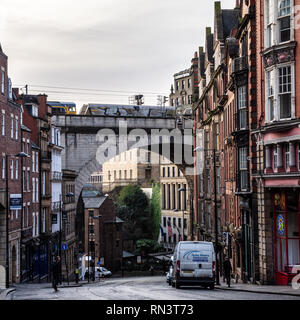 Newcastle, England, Großbritannien - Februar 6, 2019: ein Zug von Güterwagen überquert ein Viadukt auf der East Coast Mainline hoch über den Straßen von Newcastle- Stockfoto