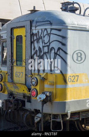 Graffiti gesprüht auf der Außenseite der Züge im Bahnhof von Luik, Lüttich, Belgien, einige für die Windows verhindern, dass Fahrgäste aus anzeigen. Stockfoto