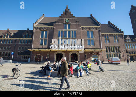 Die alten Gebäude, der Bahnhof in Maastricht, in der Provinz Limburg, Niederlande, mit einem großen vor Gericht für das Gehen und Sitzen. Stockfoto