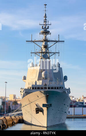 Kriegsschiff im Hafen bei Sonnenuntergang günstig Stockfoto