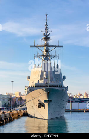 Kriegsschiff im Hafen bei Sonnenuntergang günstig Stockfoto