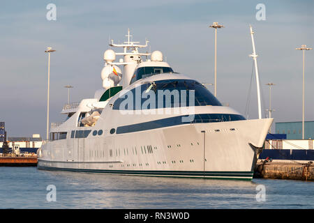 Ein eigenes luxuriöses Motor Yacht vor Anker im Hafen von Cadiz Bucht bei Sonnenuntergang Stockfoto