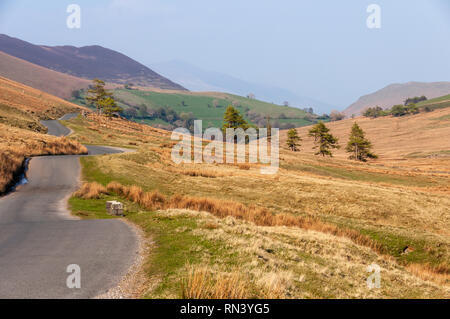 Einen schmalen Feldweg schlängelt sich durch Berg Moorland in der Newlands Valley in England Lake District National Park. Stockfoto