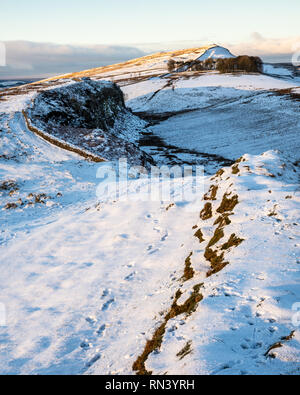 Hadrian's Wall und den Hügeln der Northumberland National Park sind im Schnee während einer Kältewelle in Großbritannien. Stockfoto