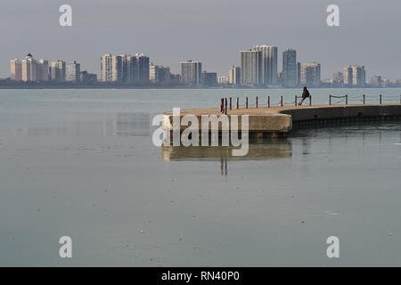 Ruhige Zeit, die das Wasser an der North Avenue Beach, Chicago Stockfoto