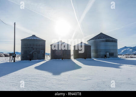 Silos auf Bauernhof im Winter Stockfoto