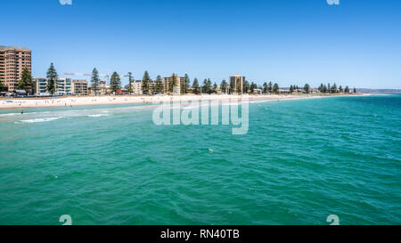 Sicht auf Strand von Glenelg, Adelaide vorort an einem heissen Sommertag in Südaustralien Stockfoto