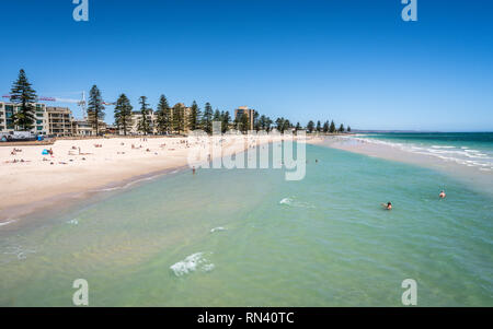 Sicht auf Strand von Glenelg, Adelaide vorort an einem heissen Sommertag in Südaustralien Stockfoto