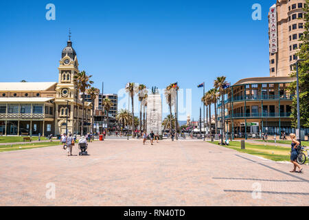 31. Dezember 2018, Glenelg, Adelaide, South Australia: Glenelg Moseley Square Blick vom Jetty mit dem Pioneer Denkmal in der Mitte Stockfoto