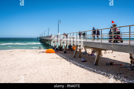 31. Dezember 2018, Glenelg, Adelaide, South Australia: Glenelg Jetty und Blick auf den Strand mit Menschen an sonnigen Sommertagen mit klarem, blauem Himmel in Glenelg SA Stockfoto