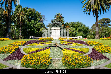 Blumenuhr und die Statue von Edward VII. in der Queen Victoria Gardens in Melbourne, Victoria, Australien Stockfoto