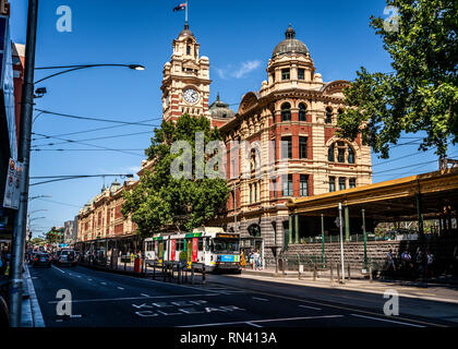 2. Januar 2019, Melbourne, Australien: malerischen Blick auf die Flinders Street Bahnhof Gebäude und Turmuhr aus dem Westen und Flinders Street View Stockfoto