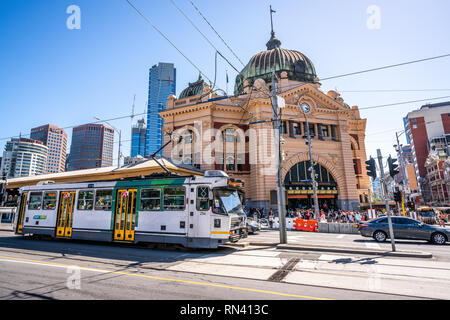 2. Januar 2019, Melbourne, Australien: szenische Sicht auf Melbourne Tram und Flinders Street Bahnhof Gebäude in Melbourne, Victoria, Australien Stockfoto
