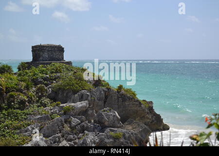 Blick auf die Ruinen von Tulum an der mexikanischen Riviera Maya Stockfoto