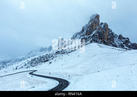 Straße am Giau Pass während der Winter in den Dolomiten Stockfoto