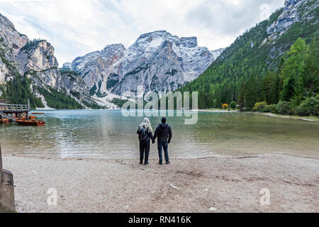 Ehepaar am Pragser Wildsee in Südtirol, Italien Stockfoto