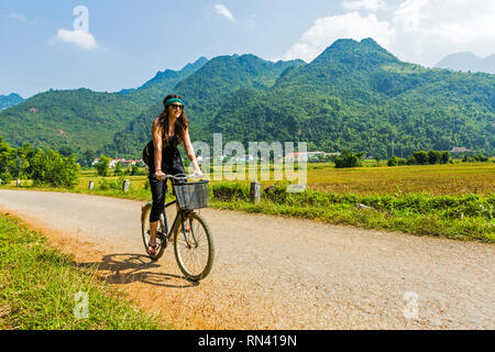 Frau Radfahren im Mai Chau, Vietnam Stockfoto