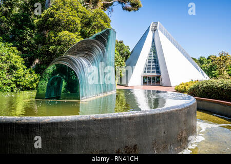 31. Dezember 2018, Adelaide South Australia: Adelaide Botanic Garden Bicentennial Conservatory Gebäude und die Kaskade Glas Skulptur von Sergio Re Stockfoto