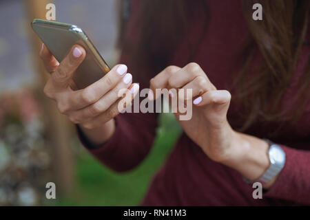 Hände von Frau mit smart phone Stockfoto
