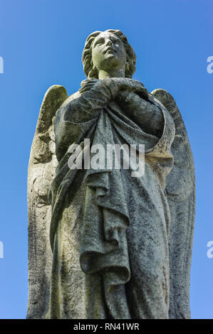 Ein Stein Engel Grab Denkmal am Saint Mary's Friedhof, in Oakland, Kalifornien. Stockfoto