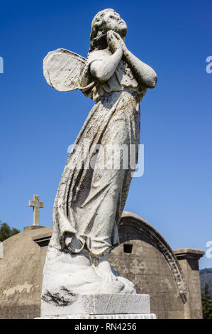 Ein Stein Engel Grab Denkmal am Saint Mary's Friedhof in Oakland, Kalifornien. Stockfoto