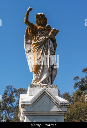 Ein Stein Engel Grab Denkmal am Saint Mary's Friedhof in Oakland, Kalifornien. Stockfoto