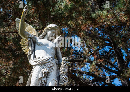 Ein Stein Engel Grab Denkmal am Saint Mary's Friedhof in Oakland, Kalifornien. Stockfoto