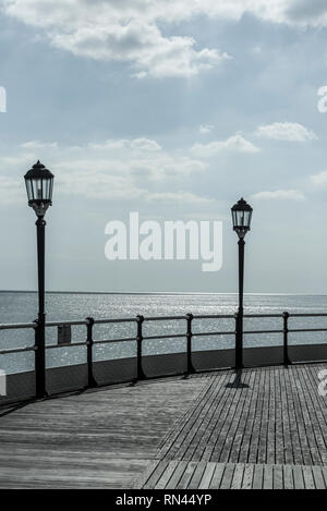 Worthing Pier mit Laternen und Blick auf das Meer, Worthing, West Sussex, England, Großbritannien Stockfoto