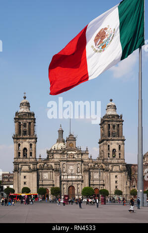 Mexiko nationale Flagge im Zocalo mit Catedral Metropolitana im Hintergrund in Mexiko Stadt. Stockfoto